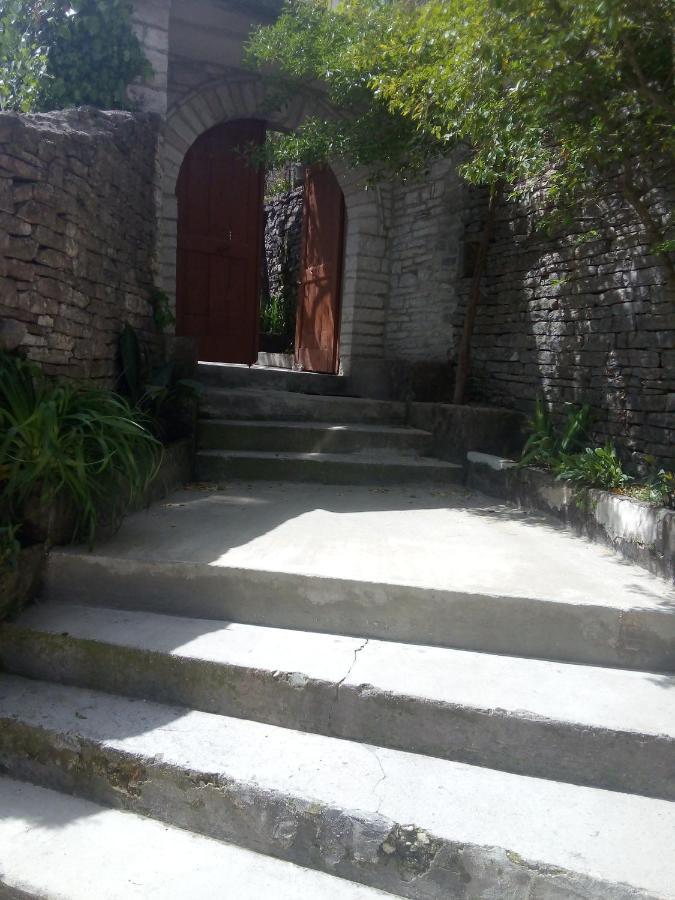 Ruols Guesthouse Gjirokastër Dış mekan fotoğraf